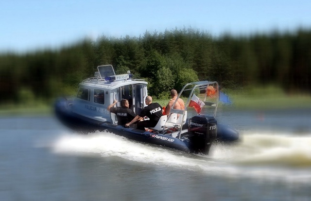 Wypadek na Necku w Augustowie - policjanci uratowali 2 mężczyzn