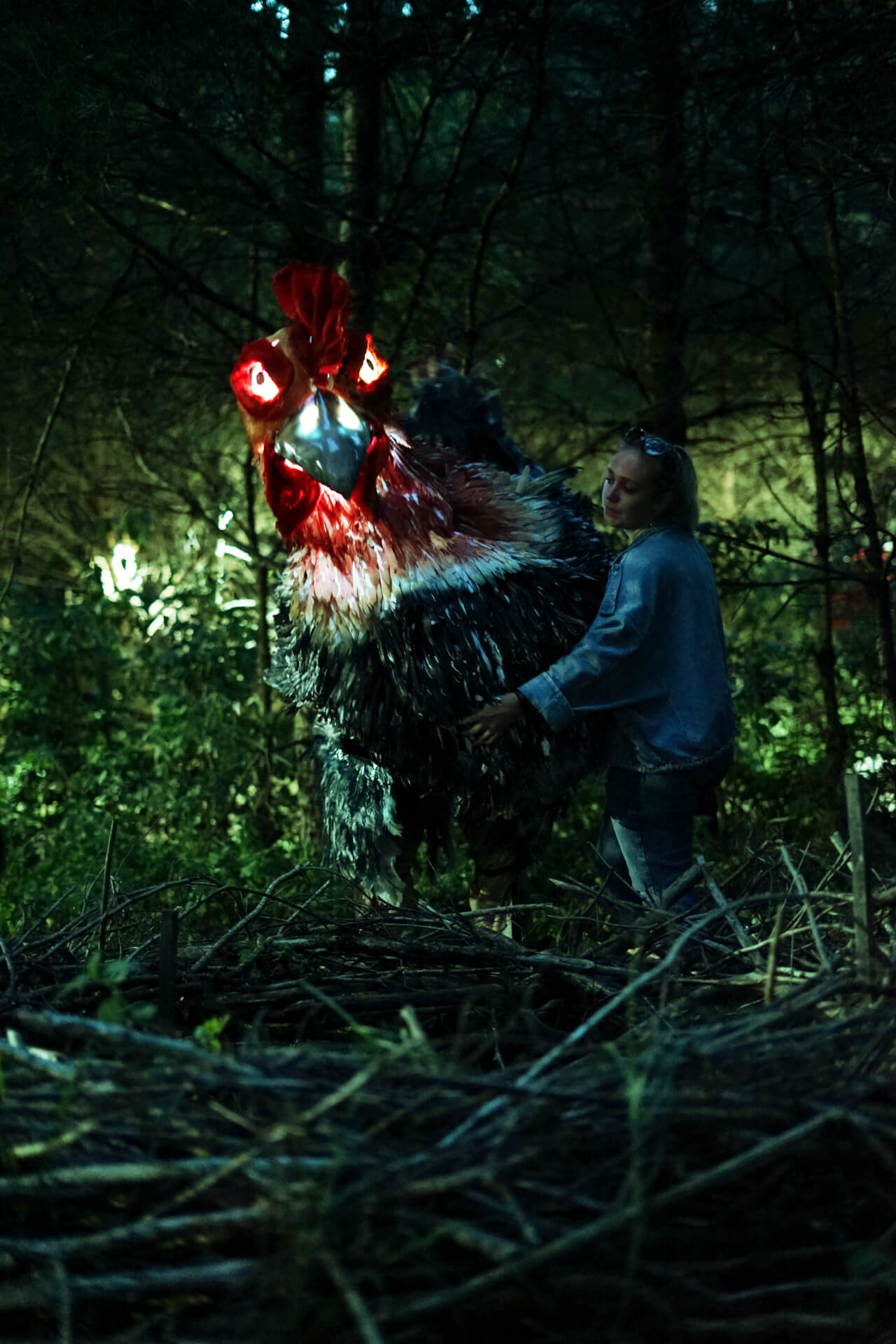 Przeciwnicy budowy fermy w Solnikach prezentują symbol protestu - lalkę "Kura"