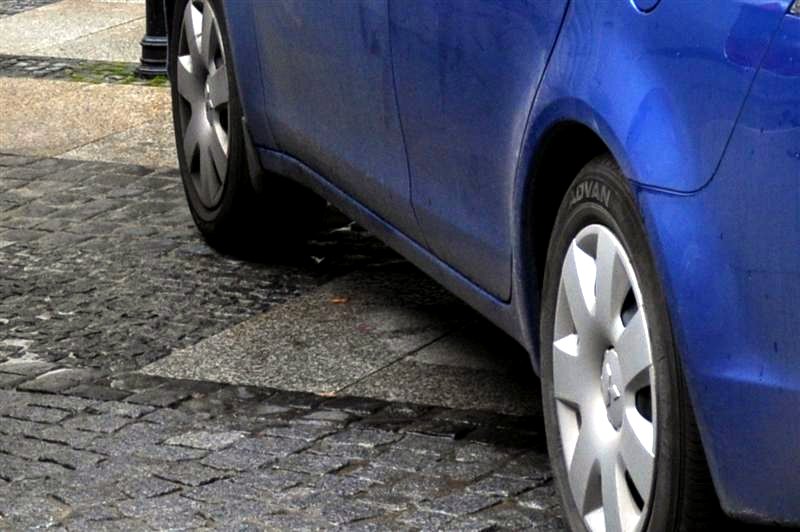 Wypadek w Łomży - kobietę przygniótł samochód