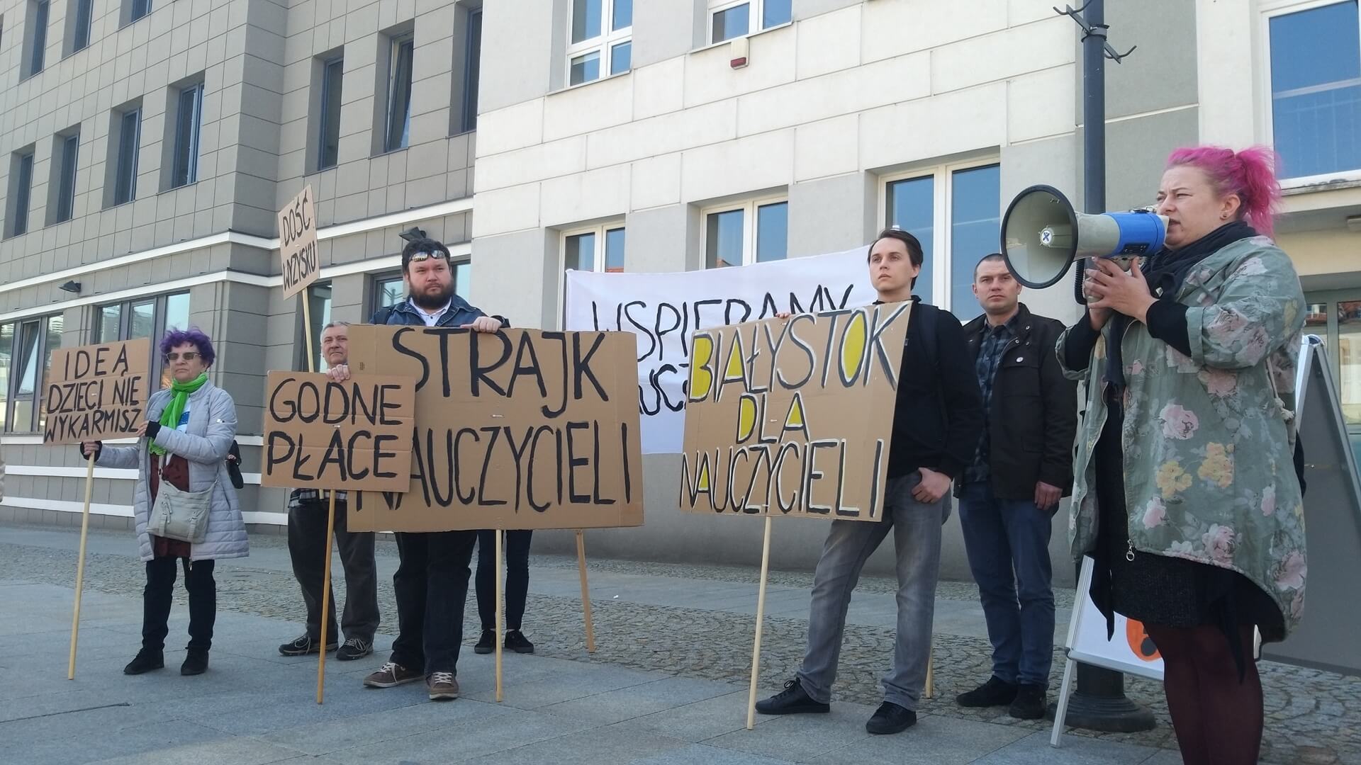 Aktywiści z partii Razem zebrali się w centrum Białegostoku - popierają strajkujących nauczycieli