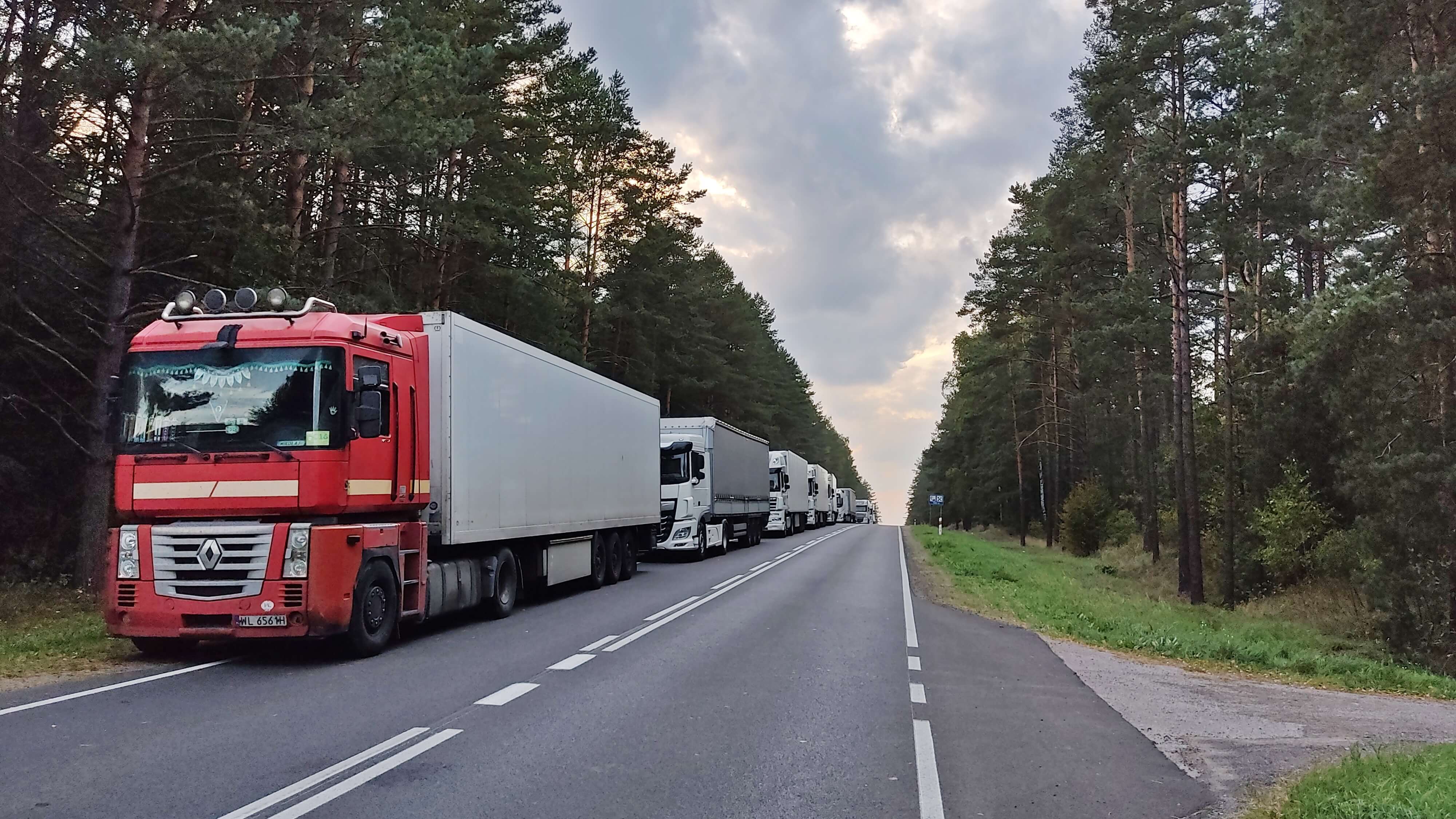 Ponad doba oczekiwania na odprawę na przejściu granicznym w Bobrownikach - 650 tirów w kolejce