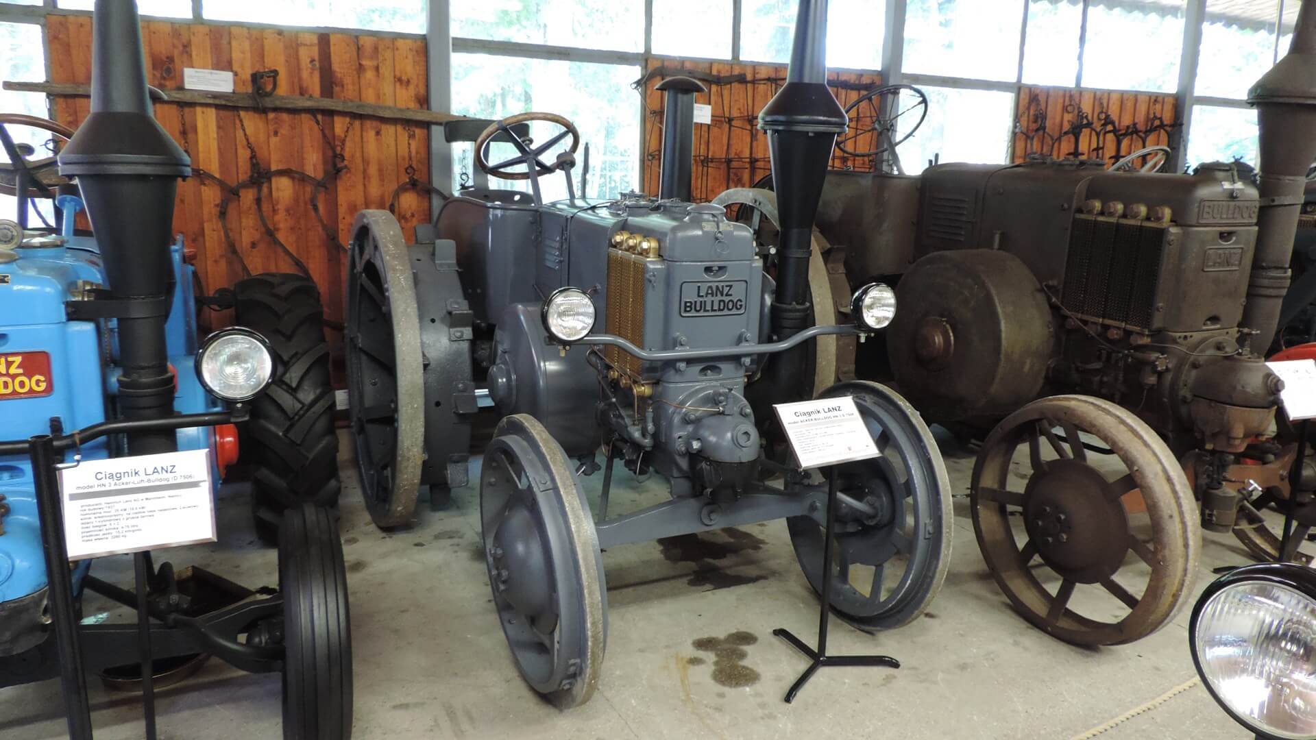 Trzy kolejne zabytkowe ciągniki trafiły do Muzeum Rolnictwa w Ciechanowcu