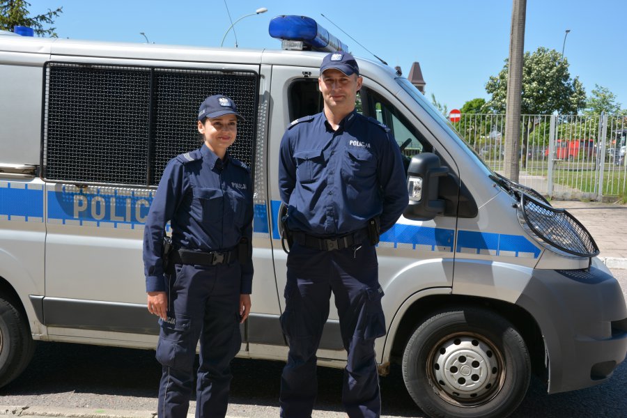 Suwalscy policjanci ewakuowali dzieci z płonącego autobusu i ugasili pożar