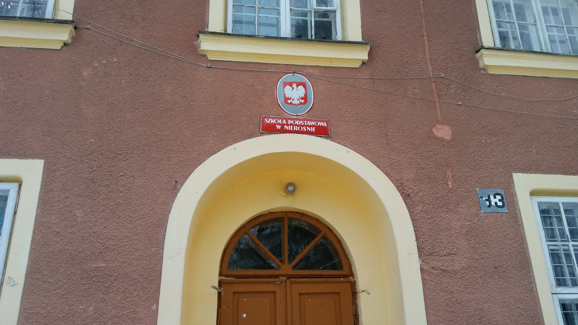 Spór o szkołę w Nierośnie - rodzice i nauczyciele nie zgadzają się na jej zamknięcie
