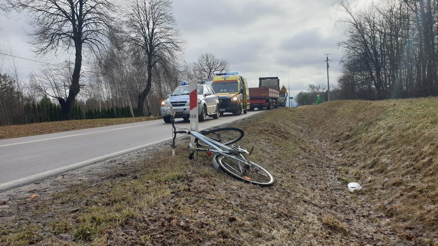 Wypadek na wyjeździe z Moniek - rowerzysta trafił do szpitala