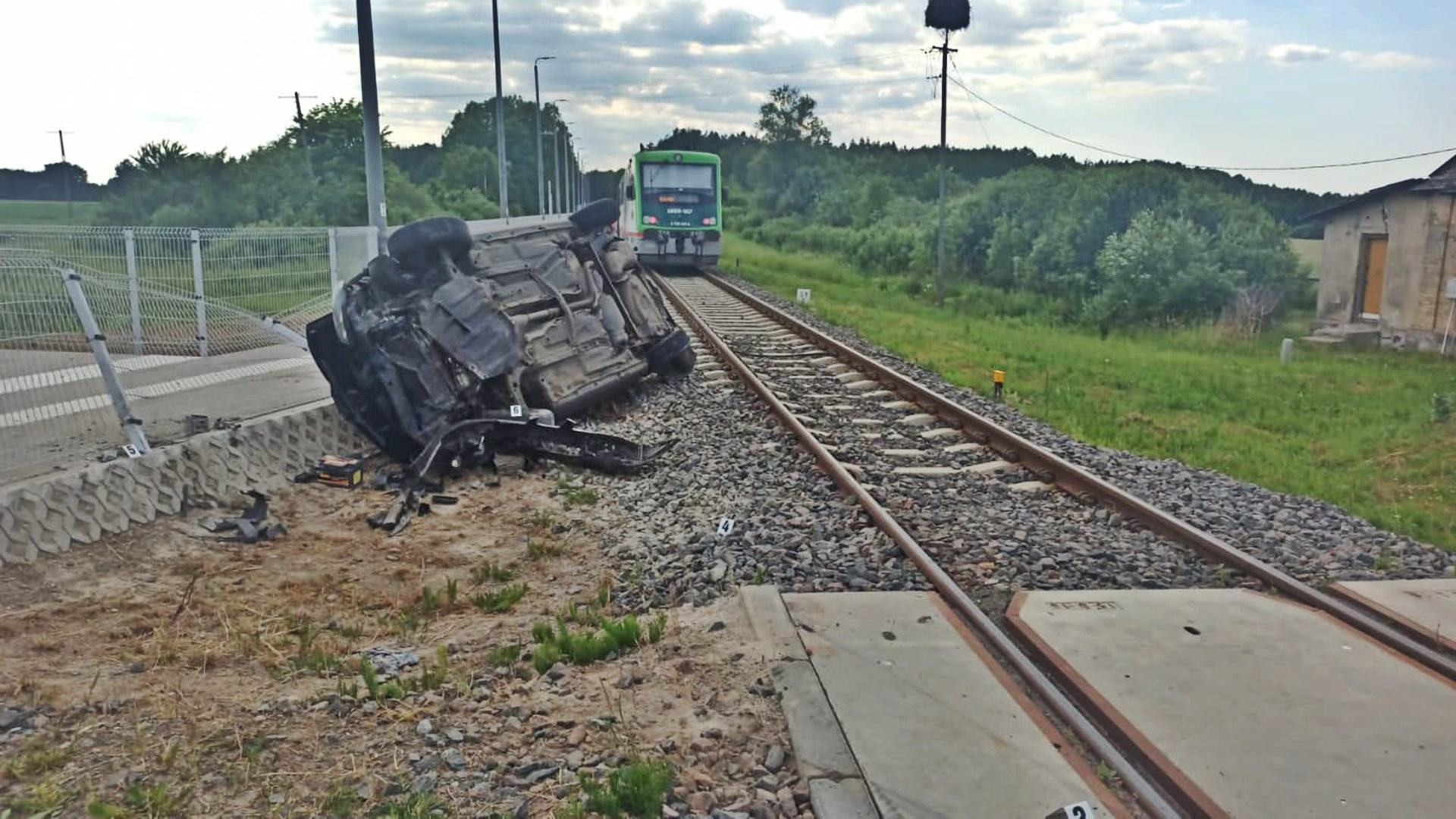 Wypadek na przejeździe kolejowym niedaleko Bielska Podlaskiego - 20-latek w szpitalu
