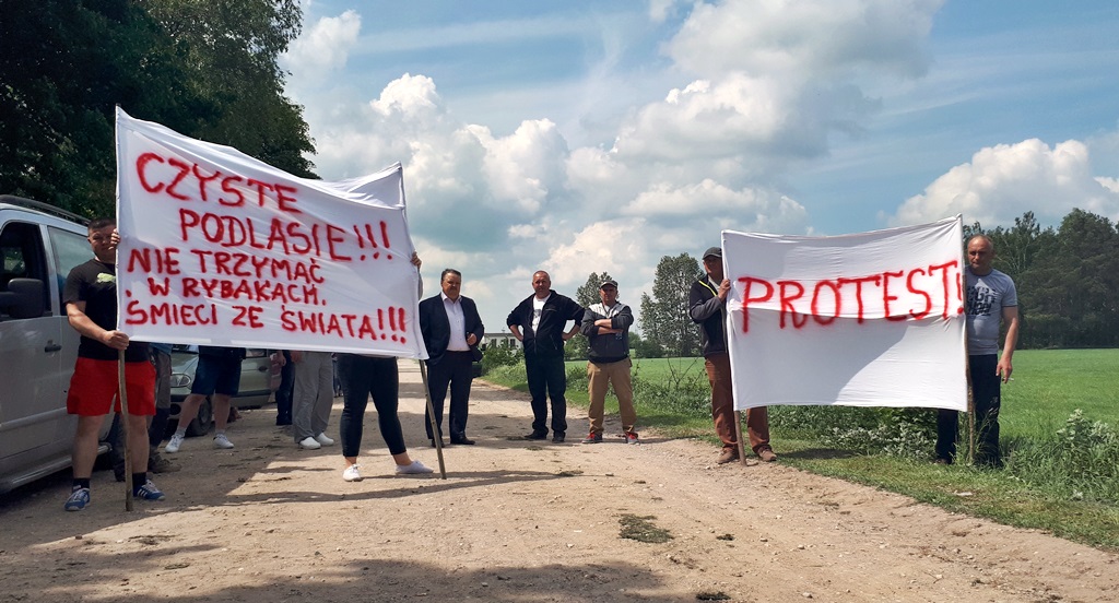 Mieszkańcy Rybak wciąż czekają na usunięcie z ich wsi kilkudziesięciu ton śmieci