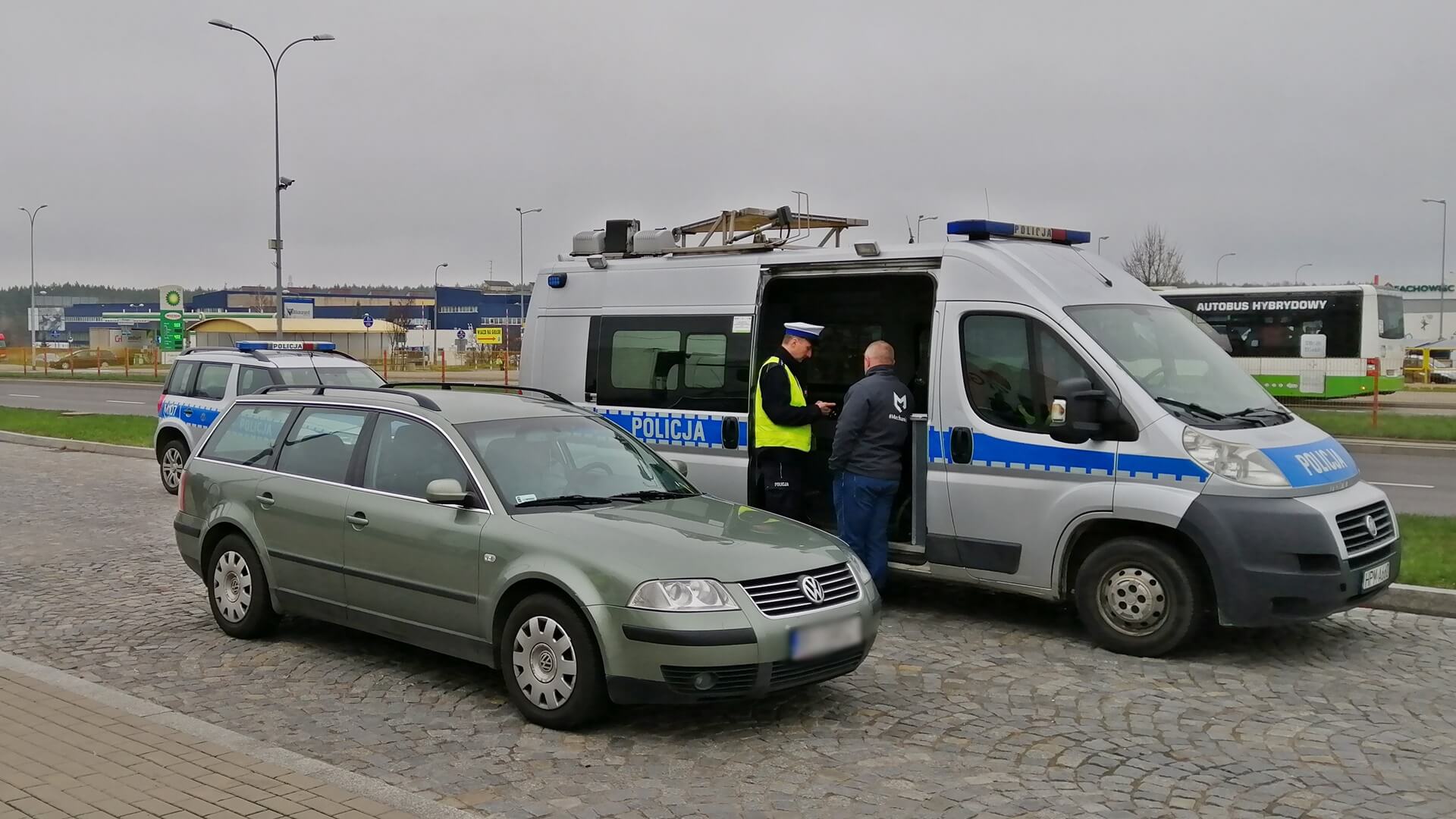 Policjanci eliminują z ruchu auta, które zanieczyszczają powietrze - trwa akcja SMOG
