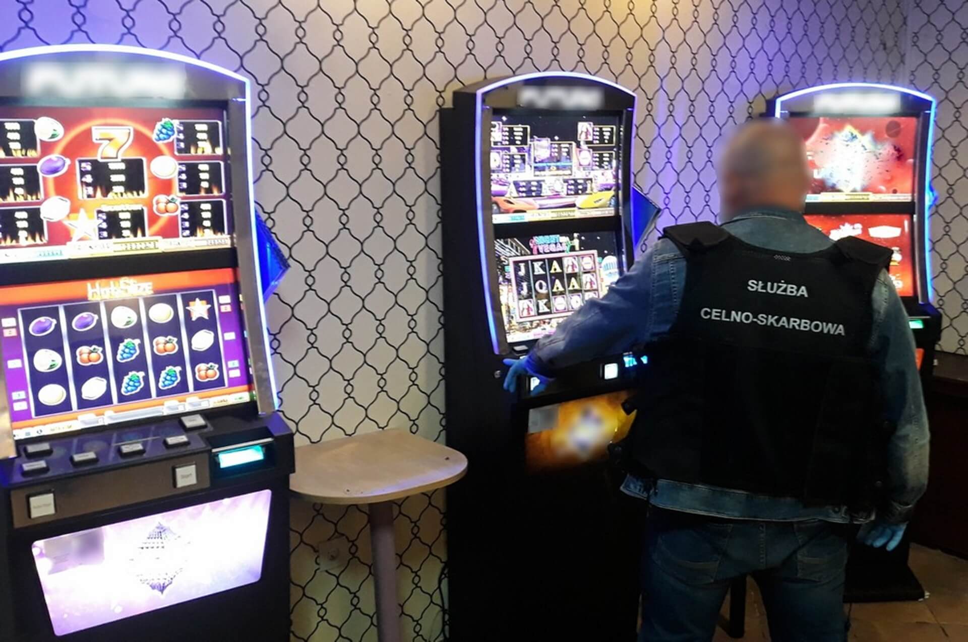 Funkcjonariusze KAS przejęli w Wysokiem Mazowieckiem nielegalne automaty do gier
