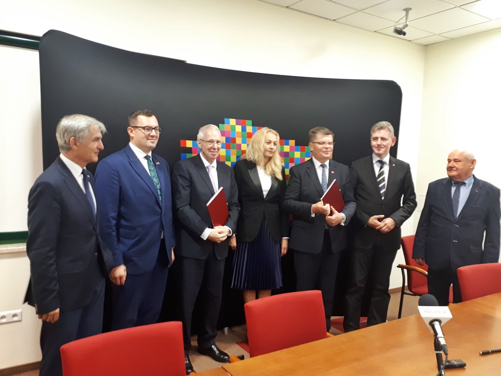 Umowa zarządu województwa z bankiem CEB na linię kredytową do 280 mln zł