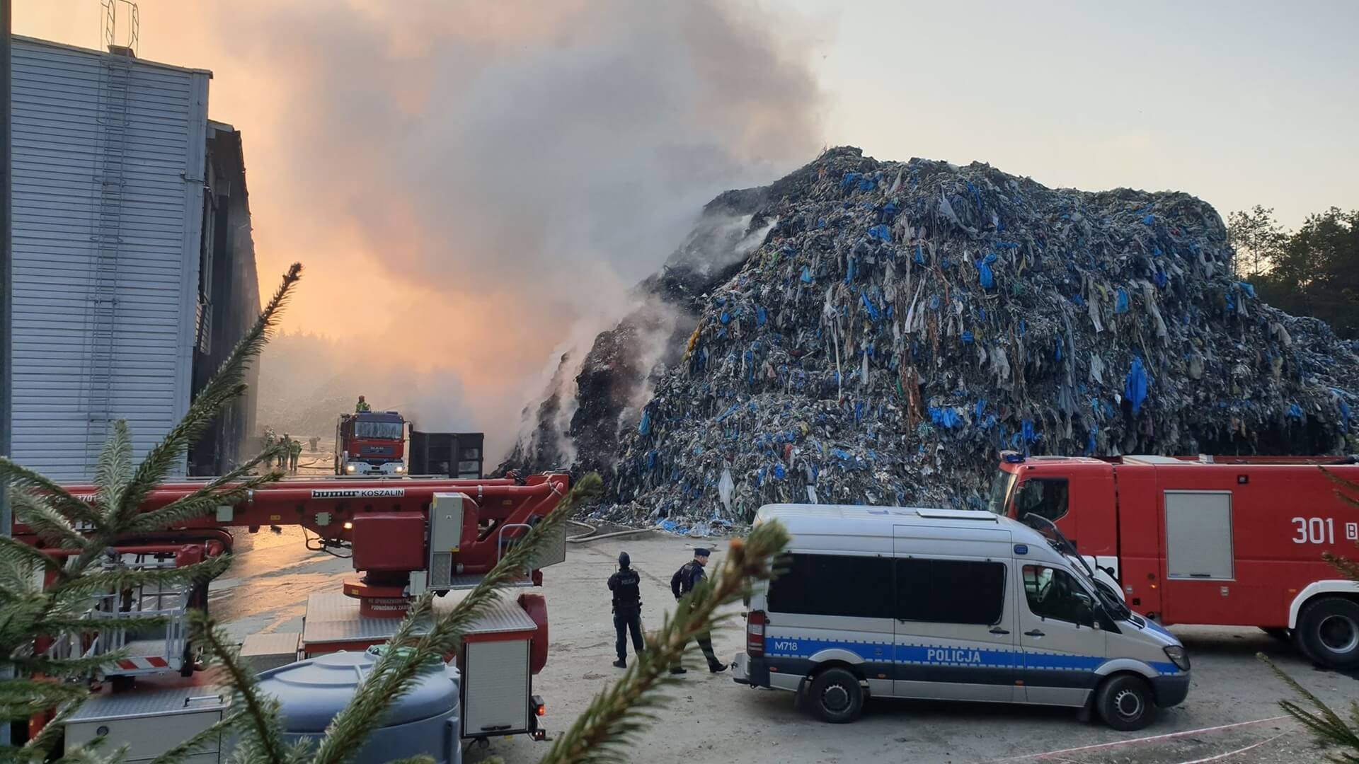Kolejny pożar w Studziankach - strażacy gasili śmieci kilka godzin