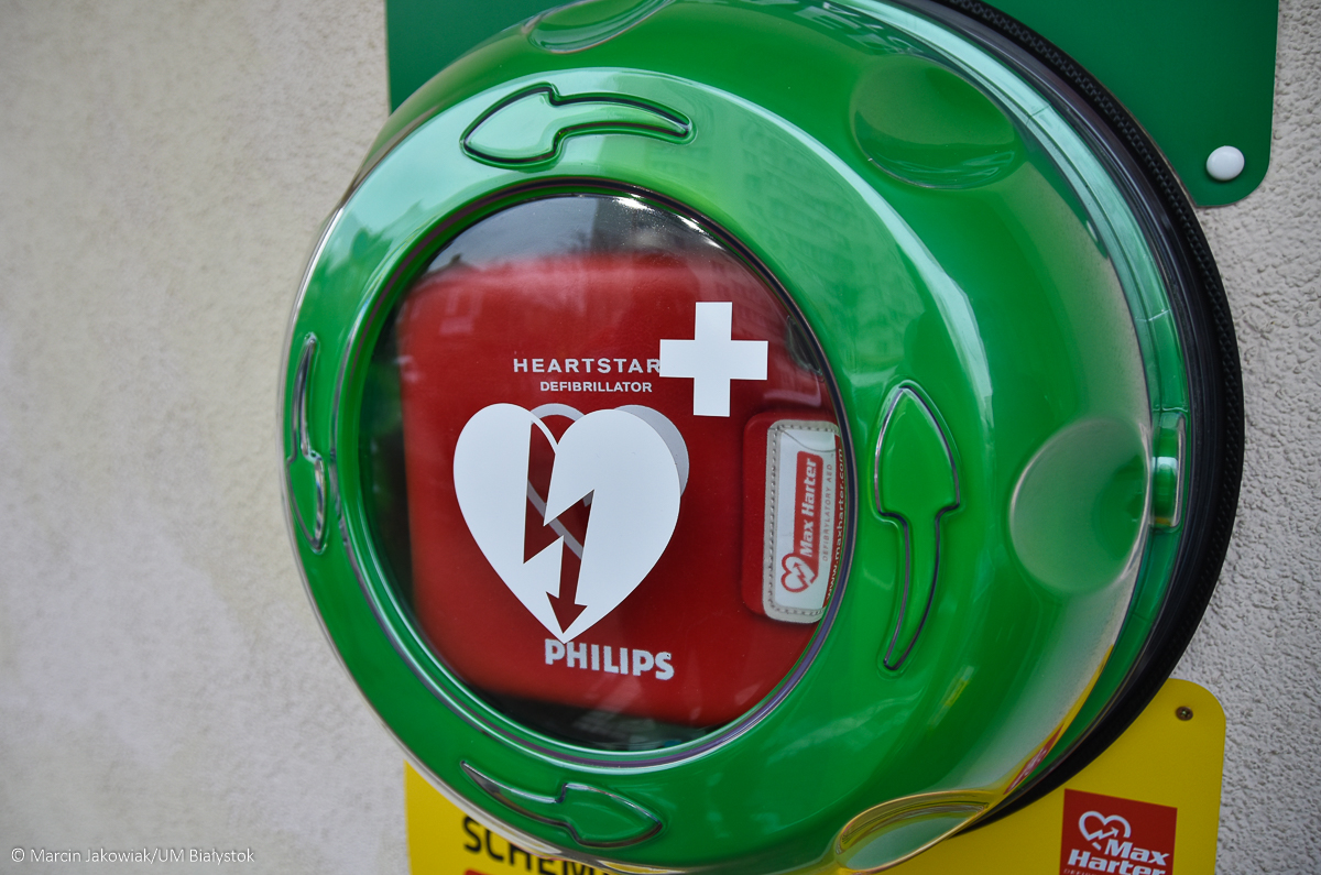 Mogą uratować komuś życie – w Białymstoku zamontowano defibrylatory