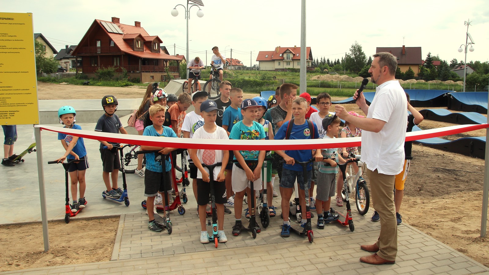 Gratka dla amatorów deskorolek i nie tylko – w Sobolewie powstał skatepark i pumptrack [zdjęcia, wideo]