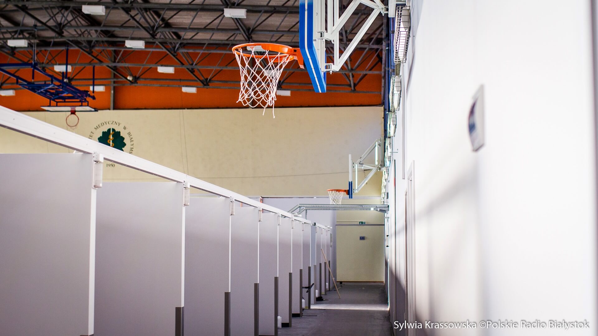 Zakończyła się przebudowa hali sportowej Uniwersytetu Medycznego w Białymstoku, gdzie powstaje szpital tymczasowy