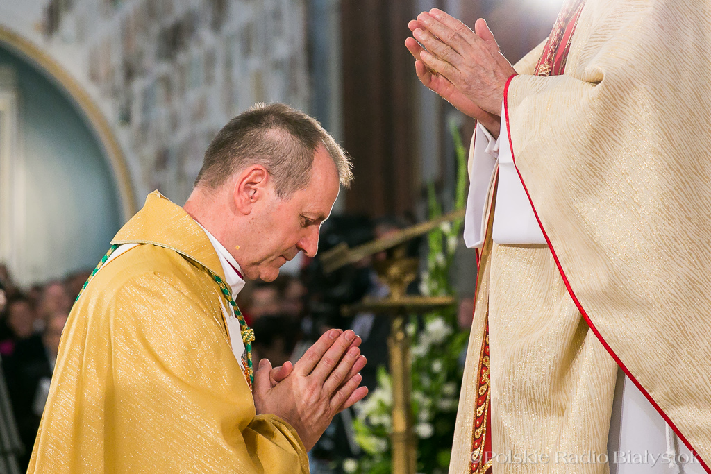 Papież Franciszek wręczył metropolicie białostockiemu abp Tadeuszowi Wojdzie paliusz