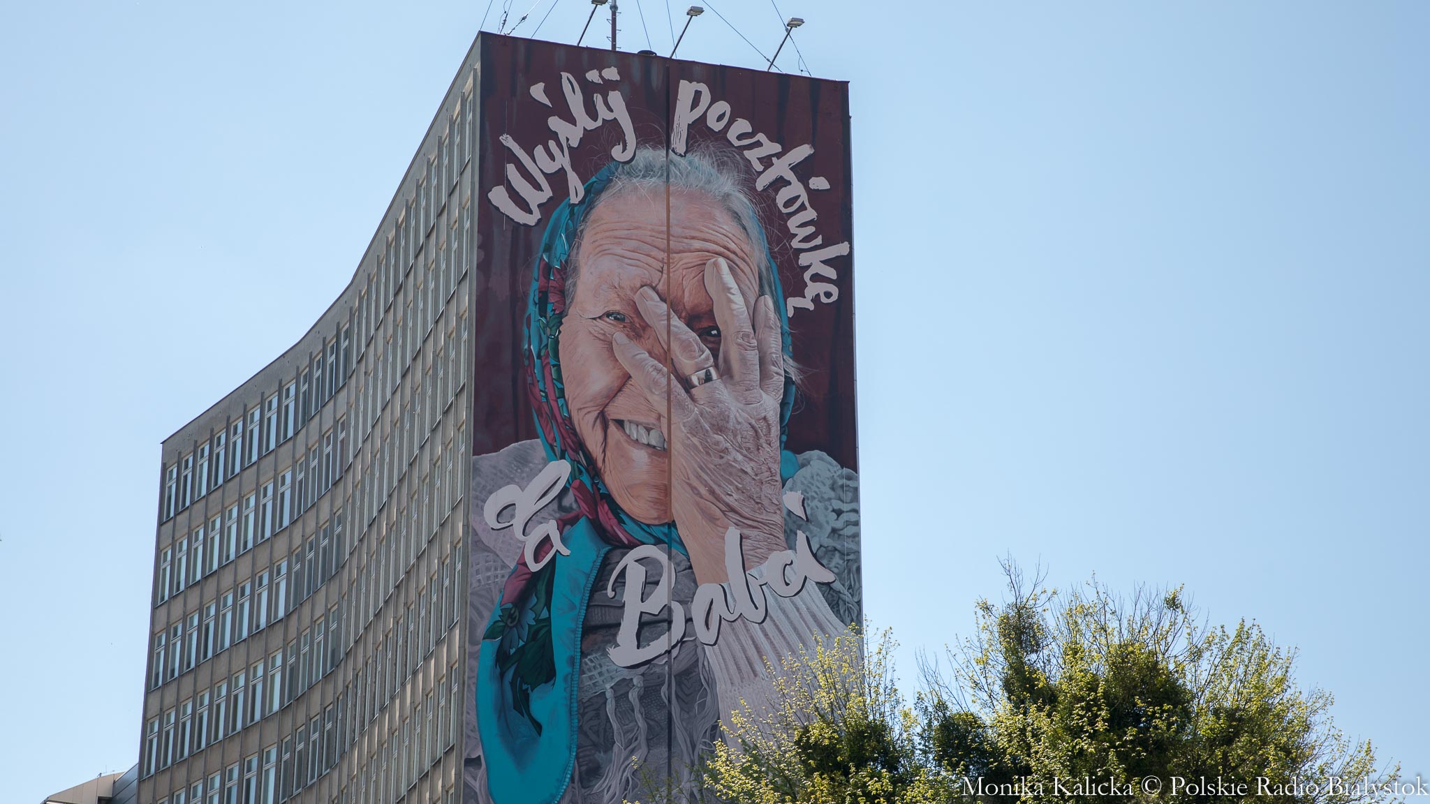 Lubiany przez białostoczan mural "Wyślij pocztówkę do babci" może zniknąć z wieżowca przy ul. Skłodowskiej