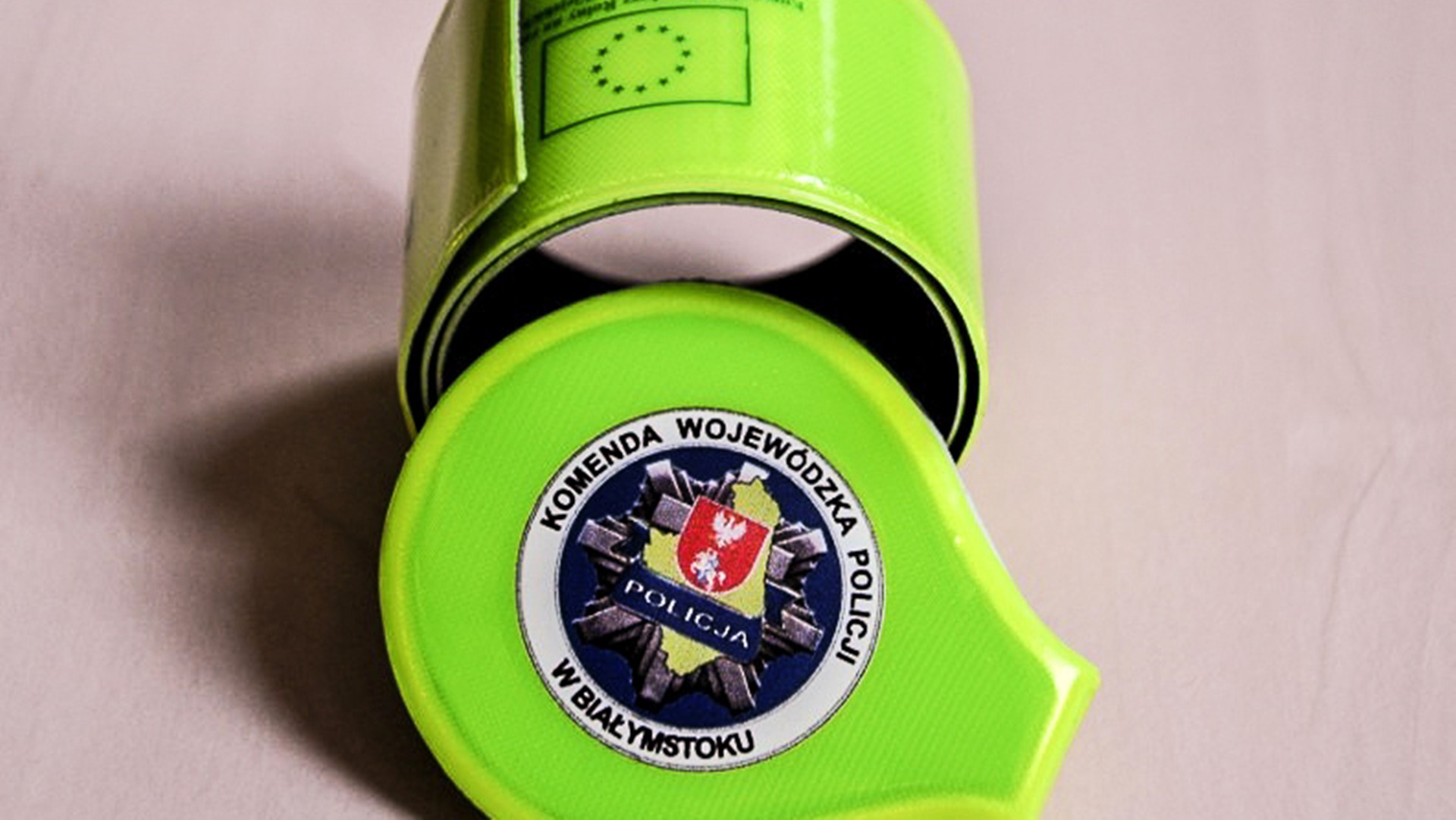 Policjanci zachęcają pieszych do noszenia elementów odblaskowych