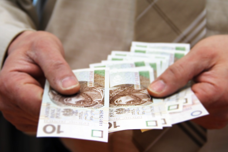 Podlascy emeryci coraz częściej korzystają z usług bankowych