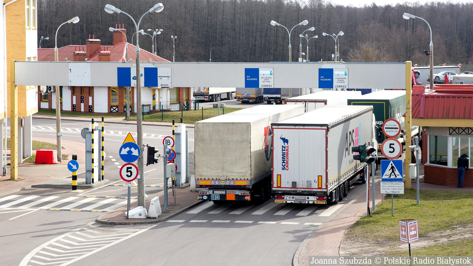 Coraz krótsza kolejka ciężarówek przed przejściem granicznym w Bobrownikach