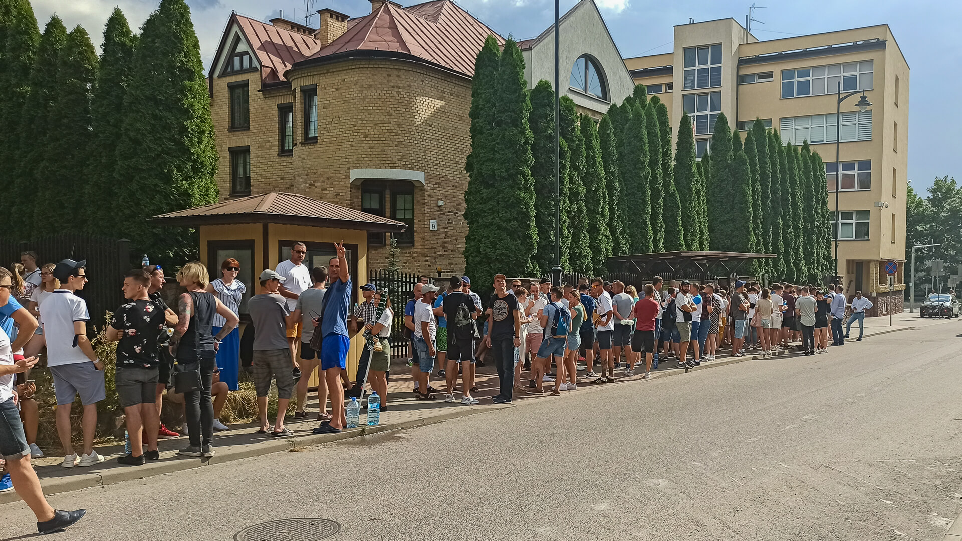 Wybory na Białorusi. Wielka kolejka przed konsulatem w Białymstoku [zdjęcia, relacje]