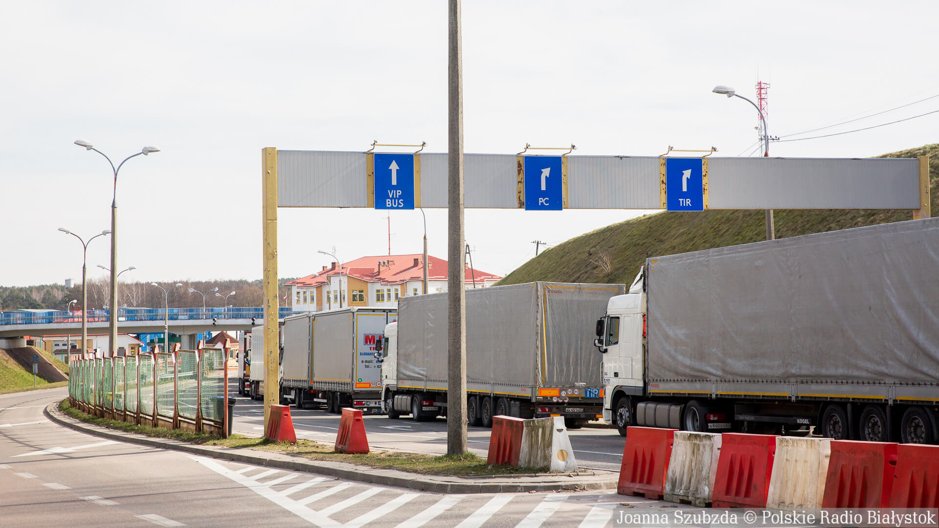 Prawie 700  tirów czeka na odprawę na przejściu granicznym w Bobrownikach