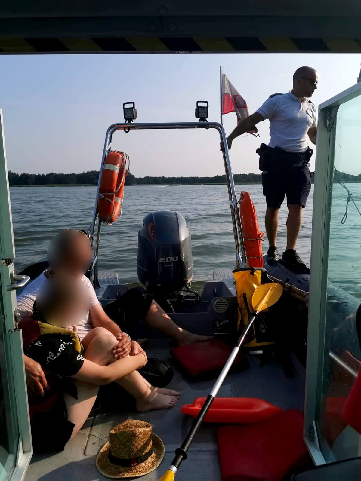 Wywrócony kajak na jeziorze Necko - obok pływał mężczyzna, który resztkami sił trzymał dziecko