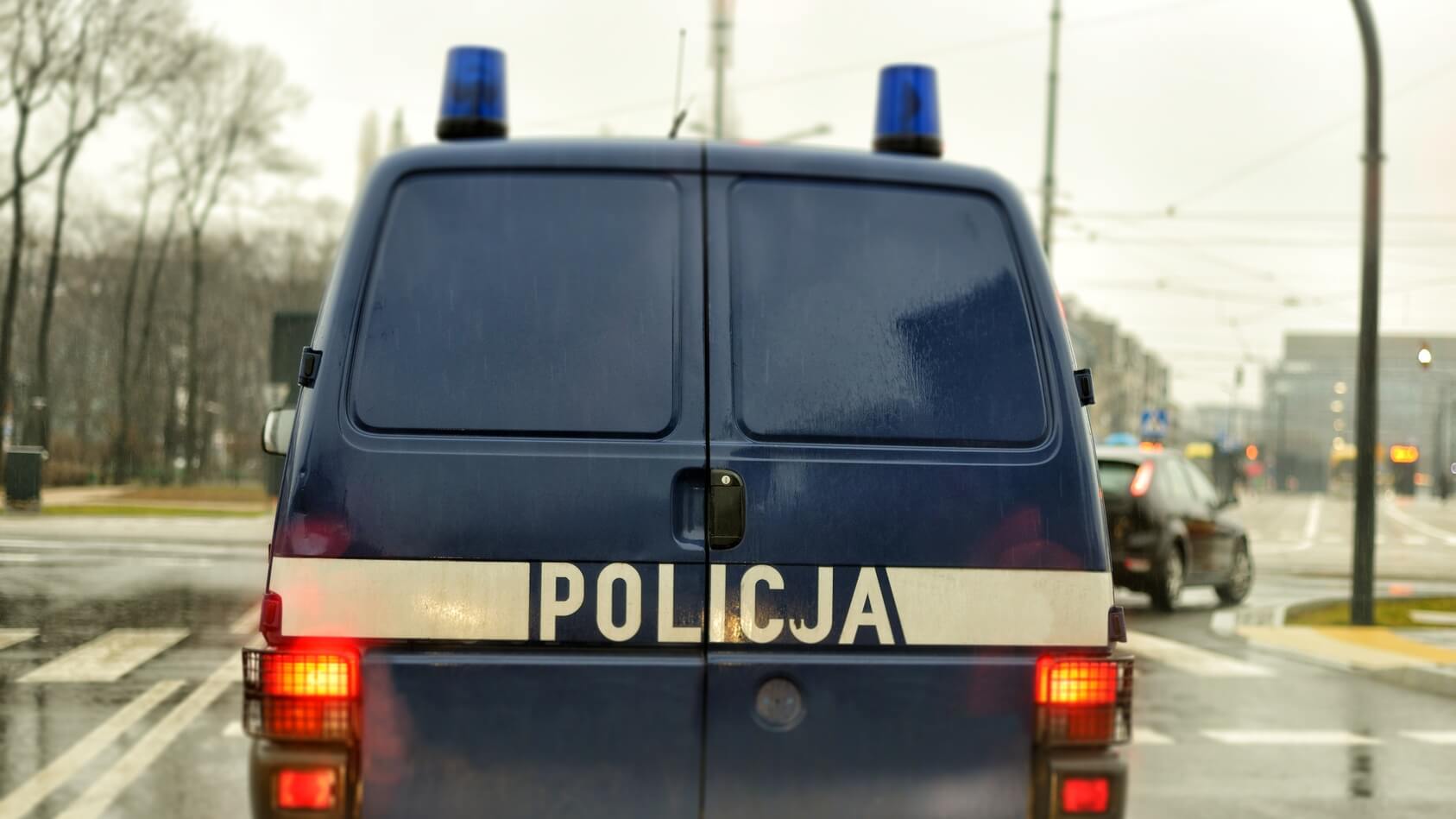Policjanci i strażnicy miejscy za pomocą specjalnych komunikatów apelują o pozostanie w domach