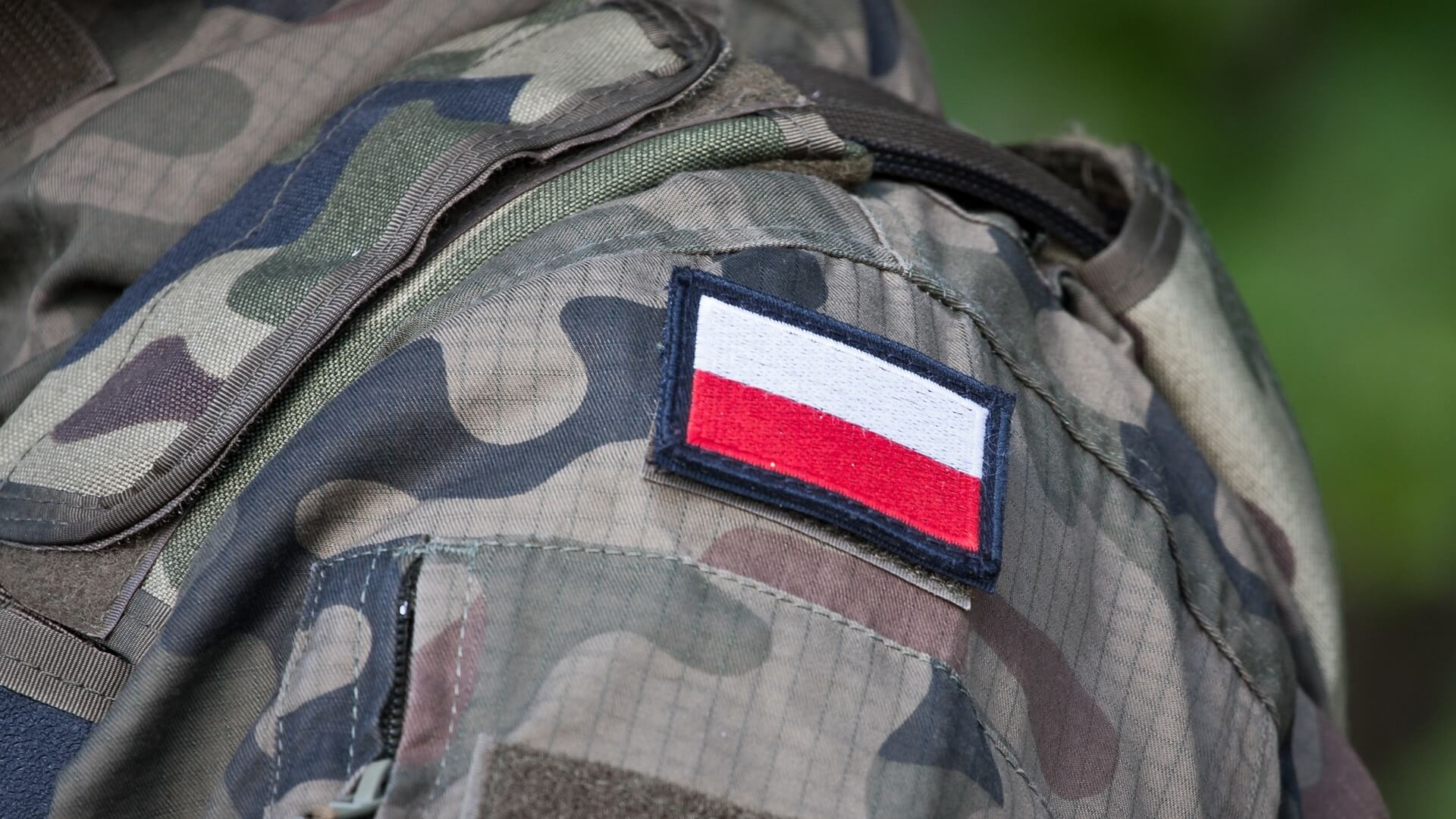 Grupa młodych ludzi zwyzywała, opluła i oblała piwem polskich żołnierzy
