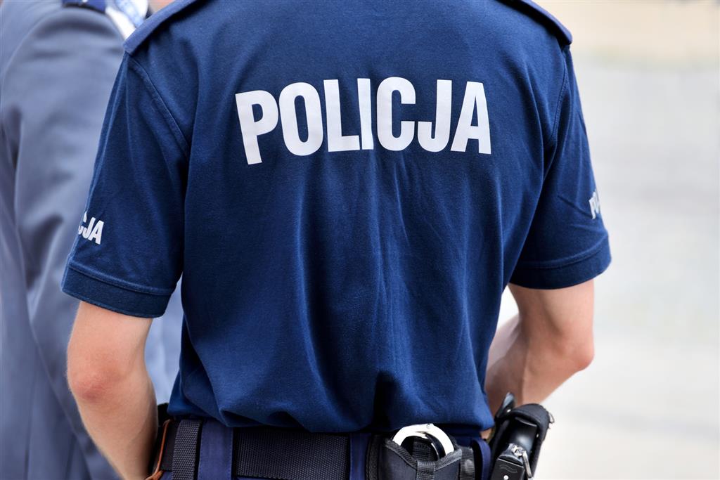 Patrole policji sprawdzają nastolatków - czy nie korzystają z używek