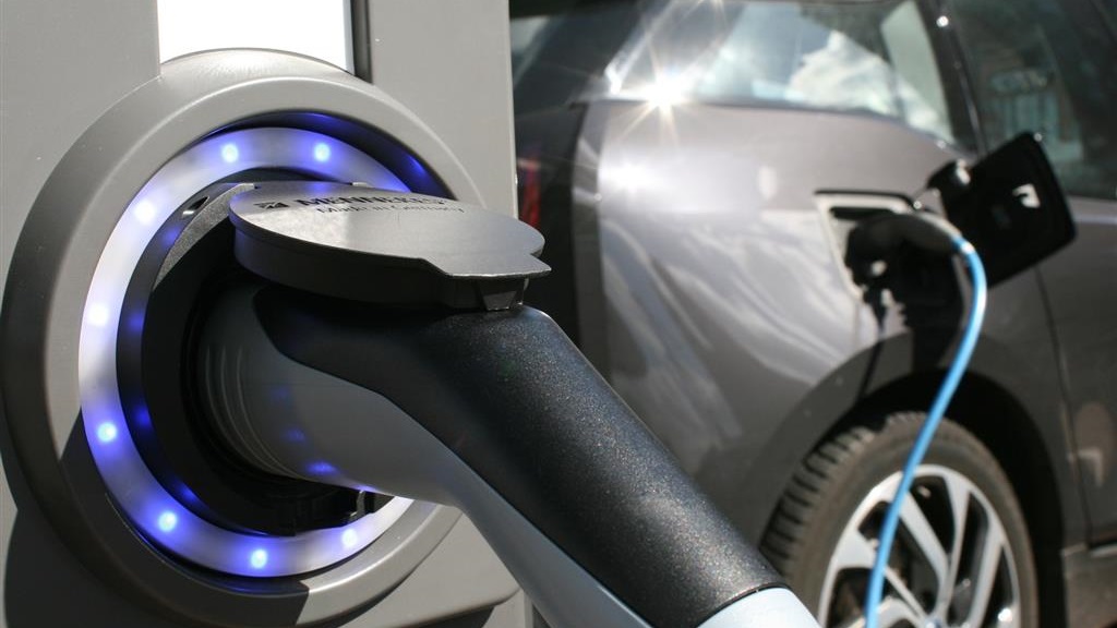 To problem dla właścicieli aut elektrycznych – w Białymstoku nie ma stacji do szybkiego ładowania samochodów