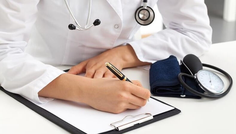 Zakażonych koronawirusem w czasie epidemii m.in. 6,7 tys. lekarzy