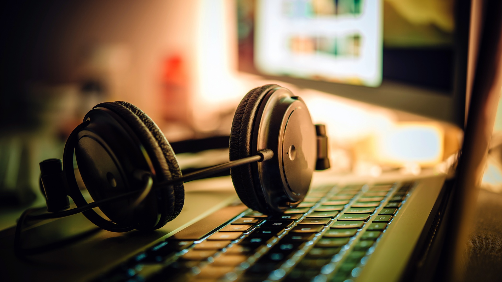 Podcasty coraz popularniejsze wśród internautów
