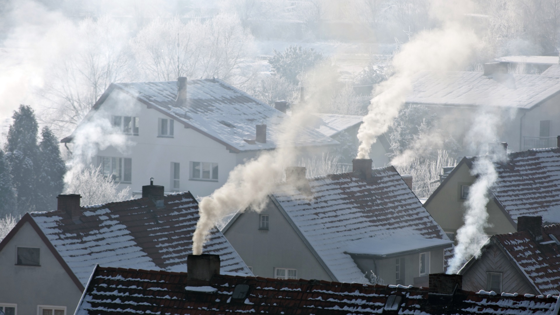 Czy mieszkańcy Suwałk palą swoje śmieci w domowych piecach?