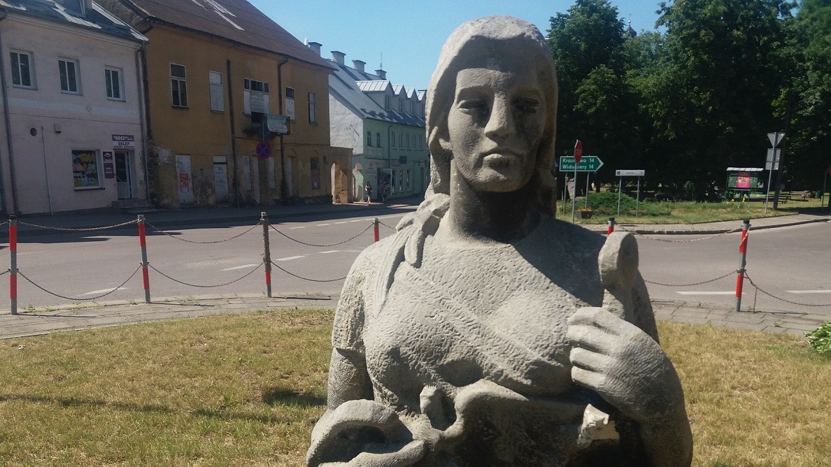 Figura kobiety ze zdekomunizowanego pomnika XXV-lecia PRL może trafić na sejneński bazar