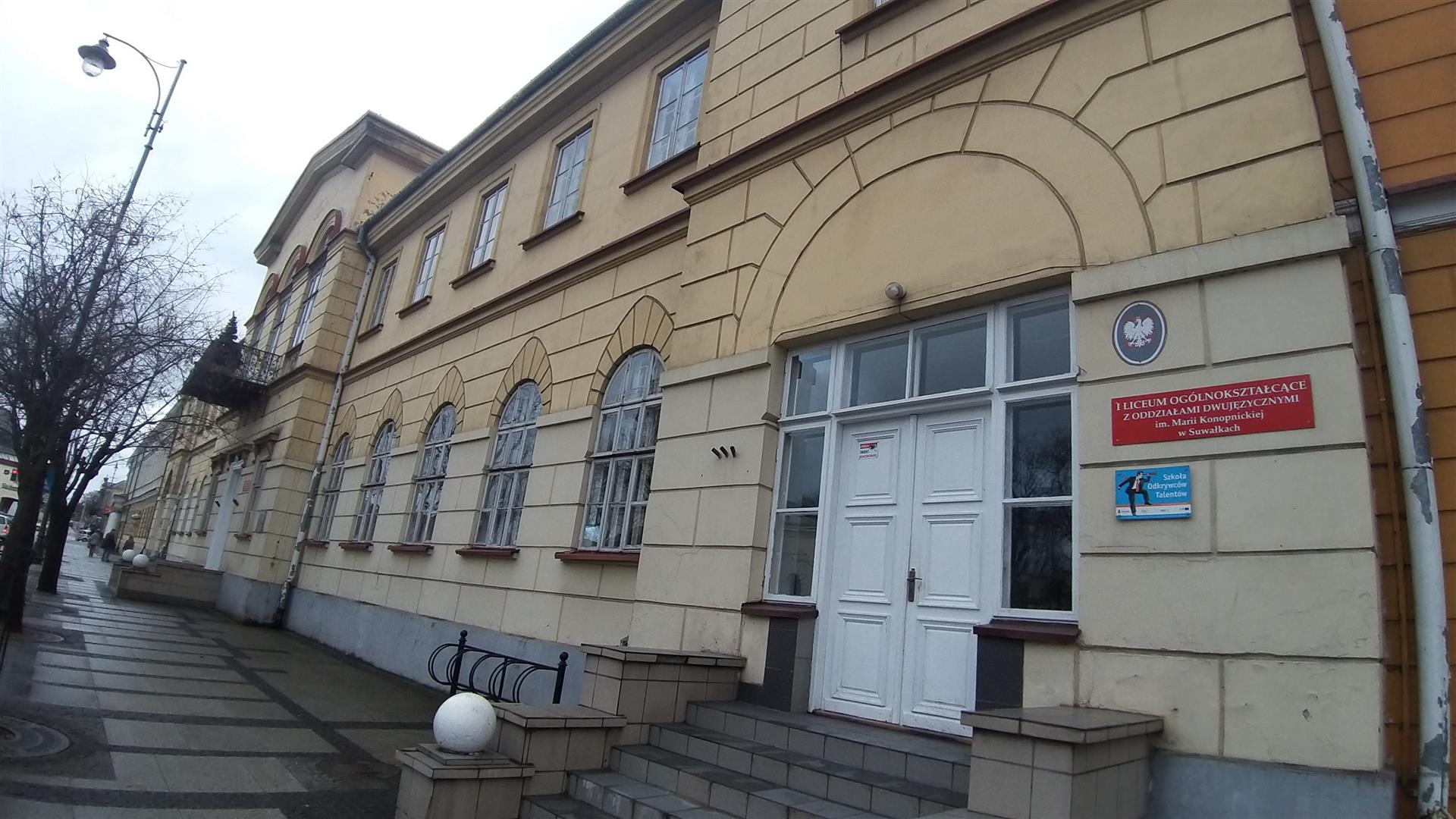 Dyrekcja I LO  w Suwałkach wystąpiła do władz miasta o dofinansowanie zakupu komputerów zarówno dla uczniów, jak i nauczycieli