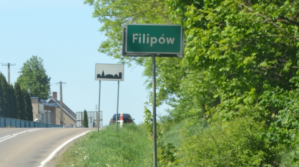 W Filipowie zamiast ulic i chodników oświetlane są puste szkolne korytarze?