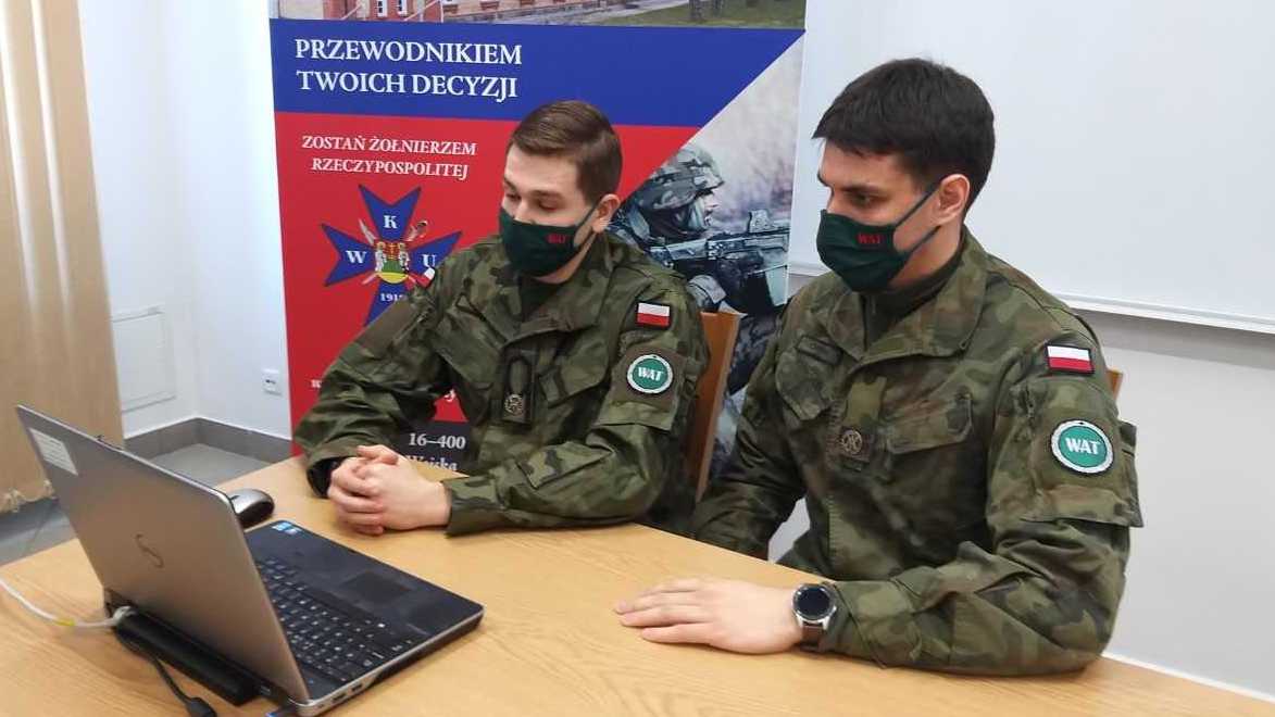 Studenci Wojskowej Akademii Technicznej zdalnie zachęcają maturzystów z Suwalszczyzny do związania się z wojskiem