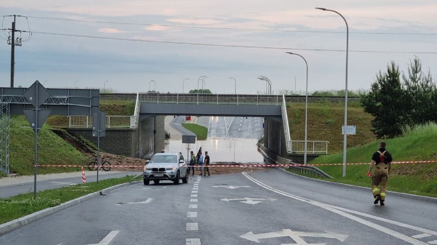 Ponad 70 interwencji zanotowali strażacy po ulewie, jaka przeszła nad Suwałkami