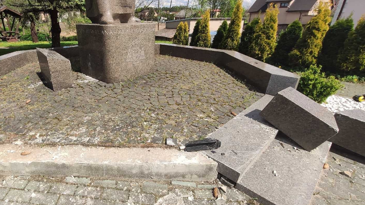 Uszkodzony w Sejnach pomnik litewskiego duchownego i poety Antanasa Baranauskasa ma być w końcu naprawiony