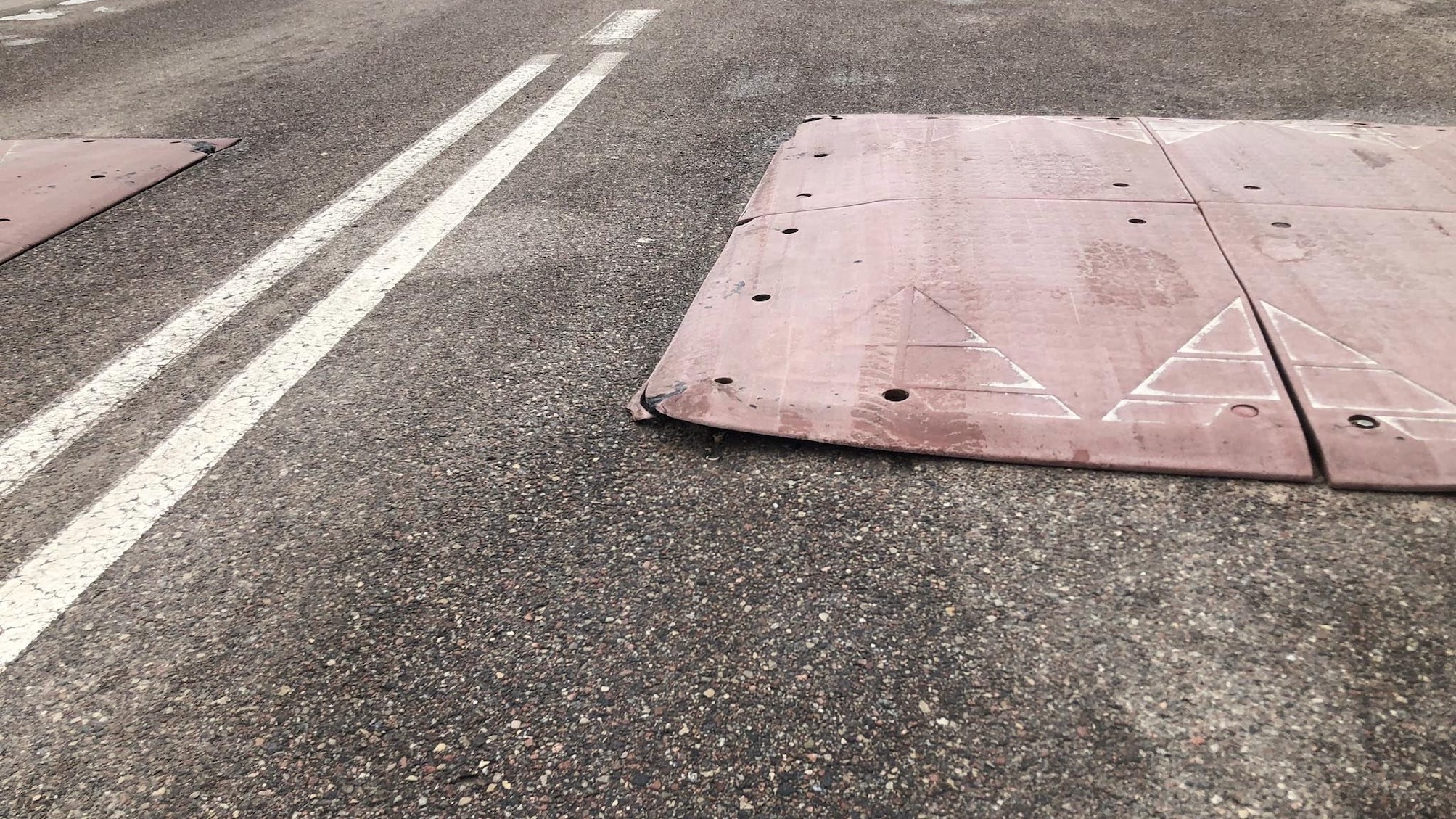 Kierowcy w Suwałkach muszą uważać na uszkodzone wysepki zwalniające