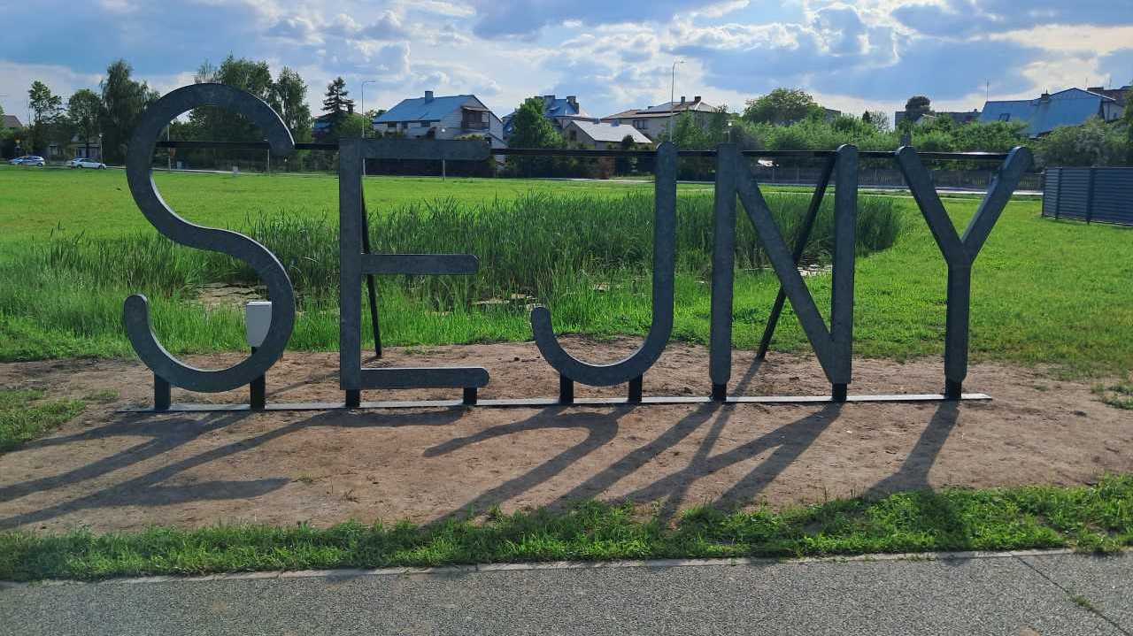 Sejny ze szkła i złomu. Spółdzielnia wyspawała napis