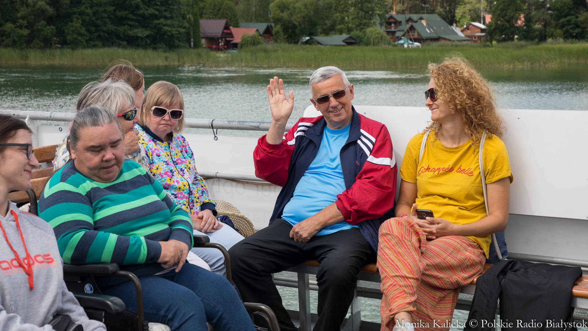 Panoramę Drohiczyna można podziwiać z pokładu katamaranu