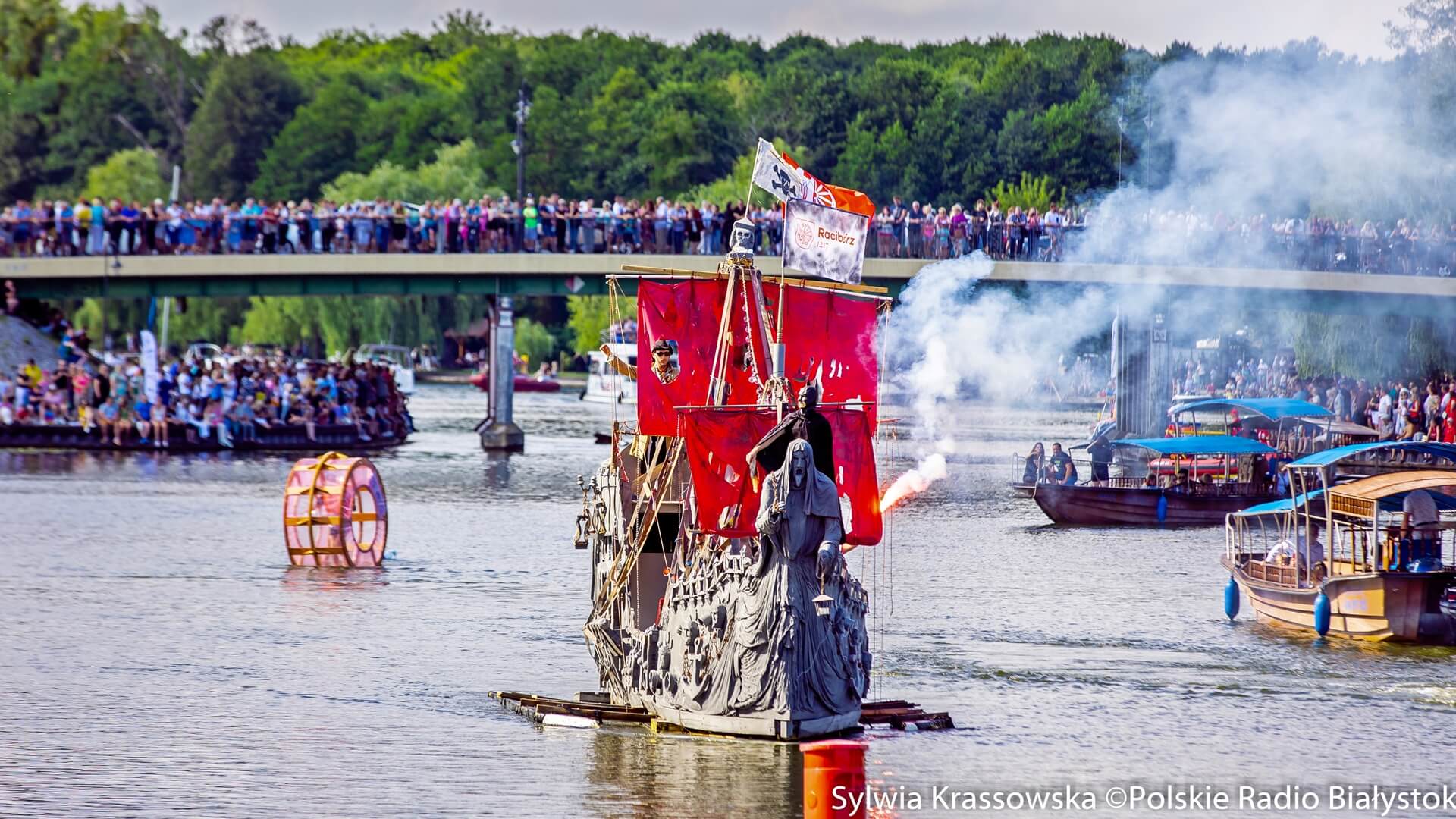 Pływanie na Byle Czym, ale też festiwale czy spacery z historią w tle - to wakacyjne propozycje na weekend