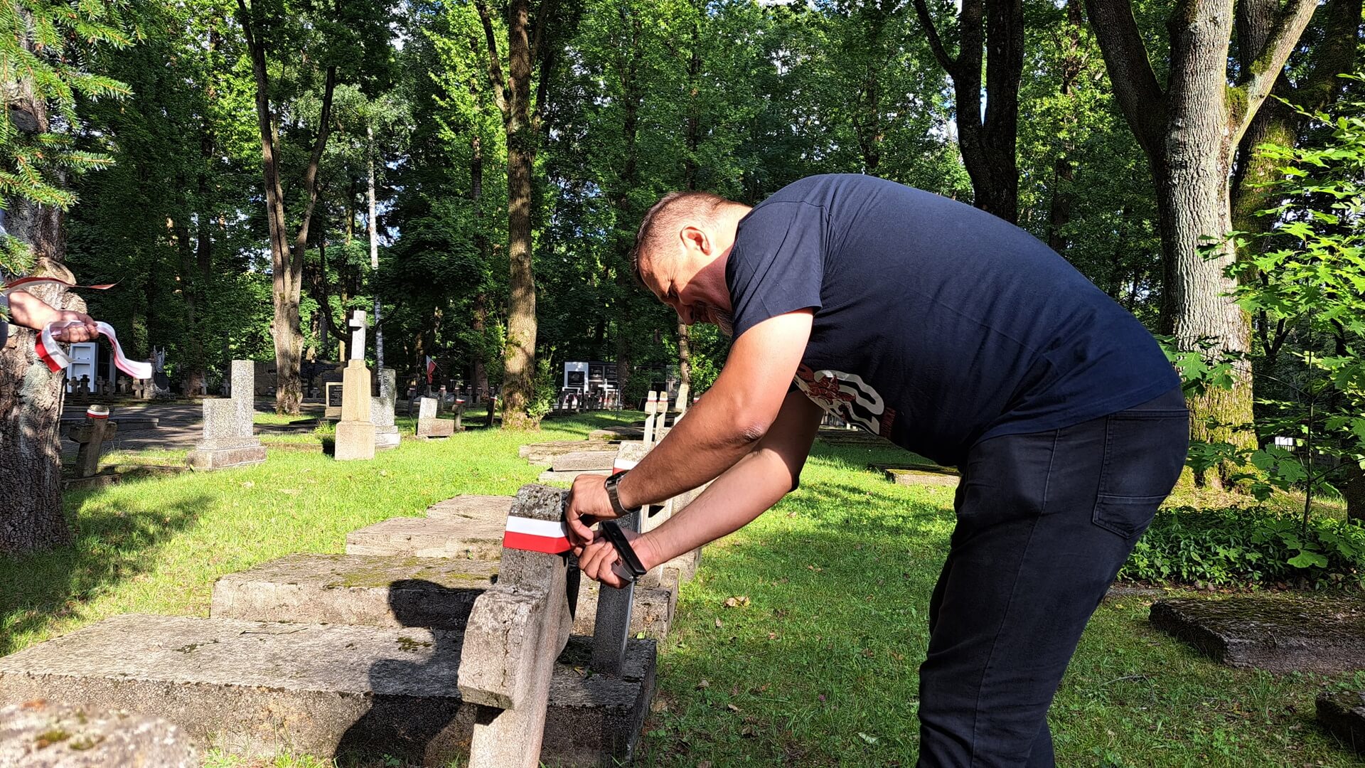 Groby na Cmentarzu Wojskowym zostały posprzątane przez kibiców Jagiellonii Białystok