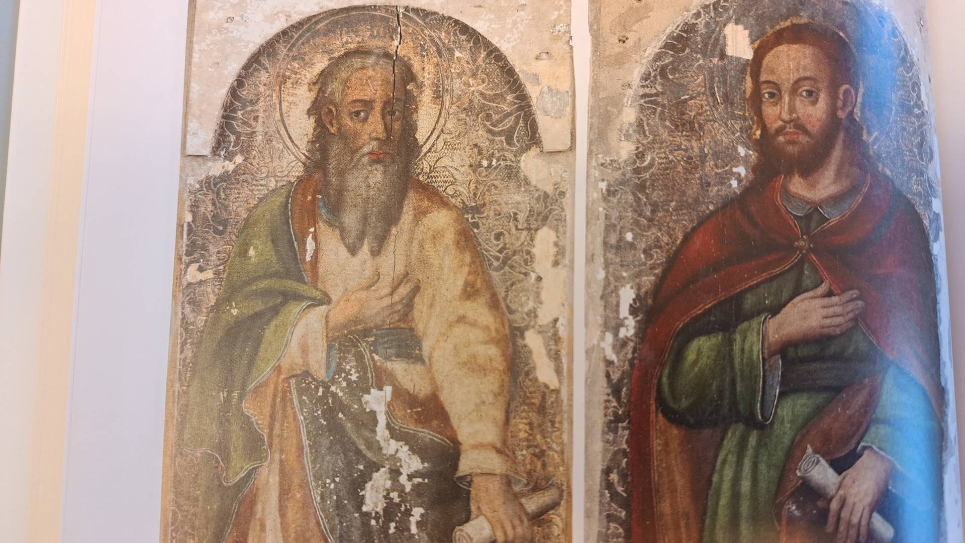 W Białymstoku zaprezentowano ponad 20 odnalezionych fragmentów ikonostasu z XVII wieku