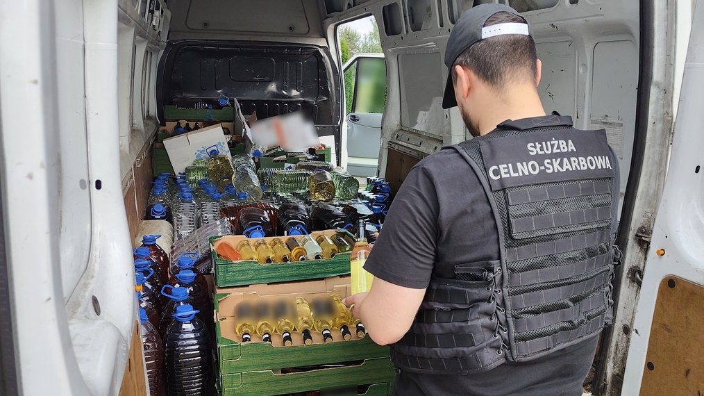 Magazyn i rozlewnia nielegalnego alkoholu pod Białymstokiem zlikwidowane przez KAS