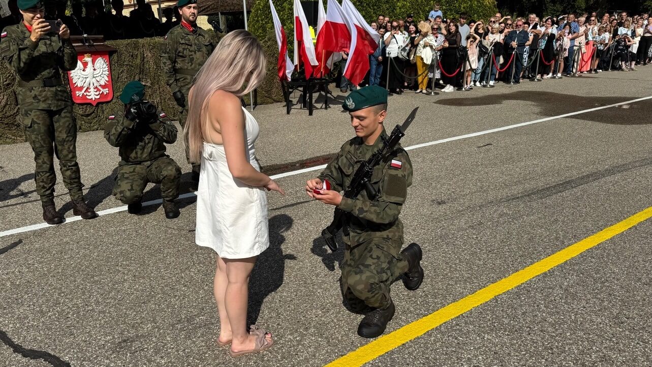 W Suwałkach przysięgali ochotnicy. Były też oświadczyny