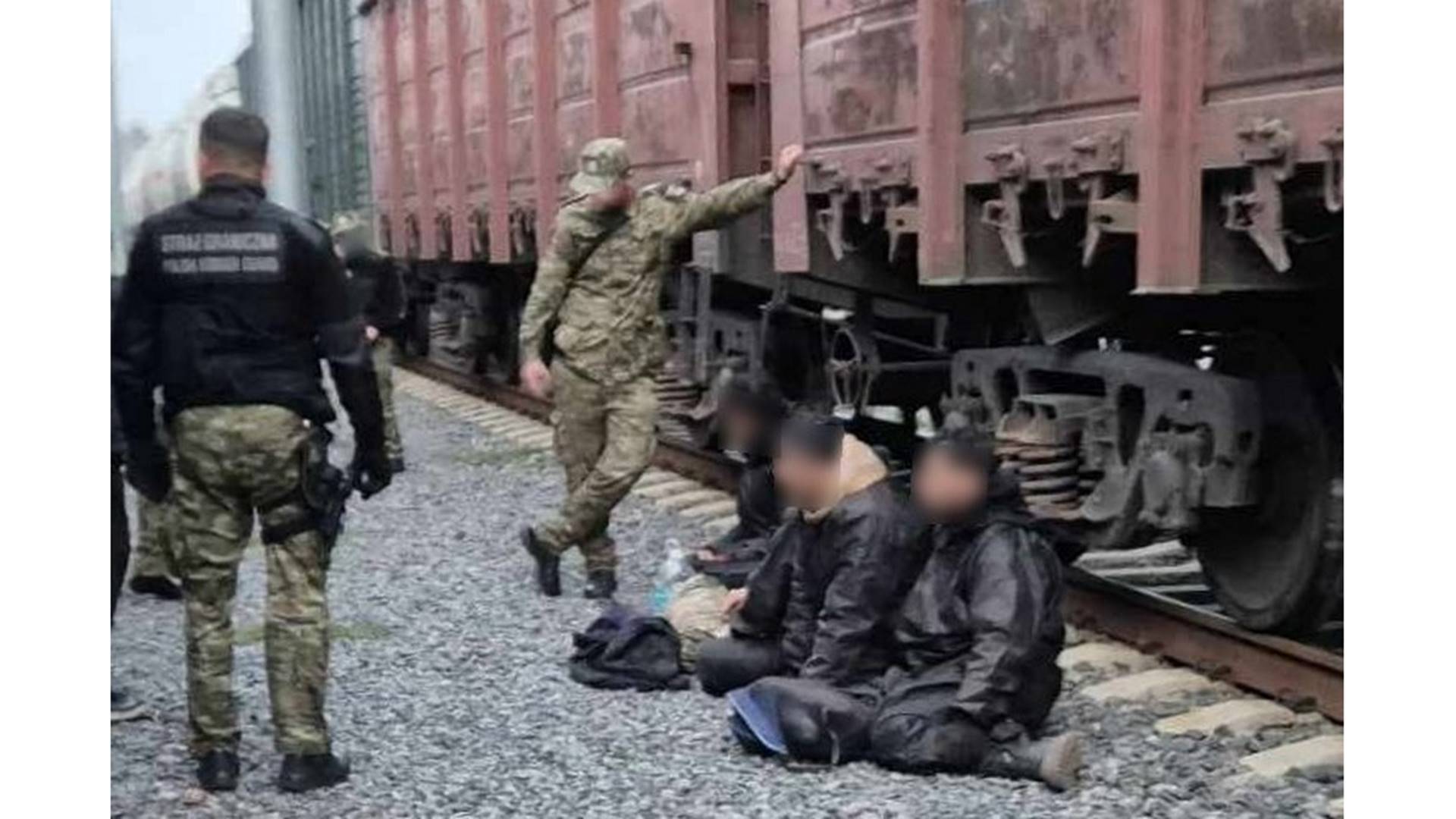 Migranci próbowali nielegalnie przekroczyć polsko-białoruską granicę ukryci w pociągu towarowym