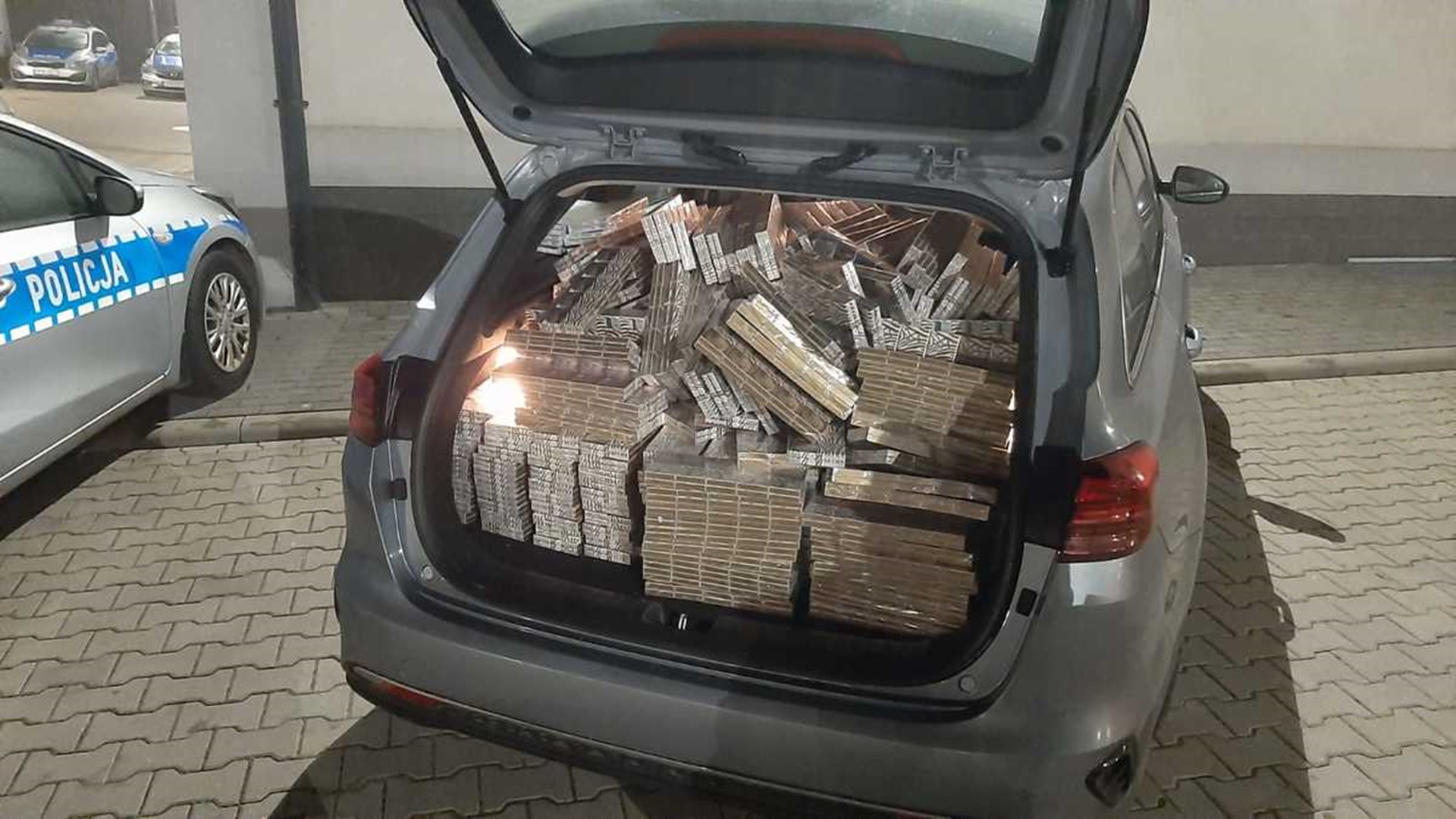 Fabrykę nielegalnych papierosów miał mężczyzna, którego zatrzymali łomżyńscy policjanci