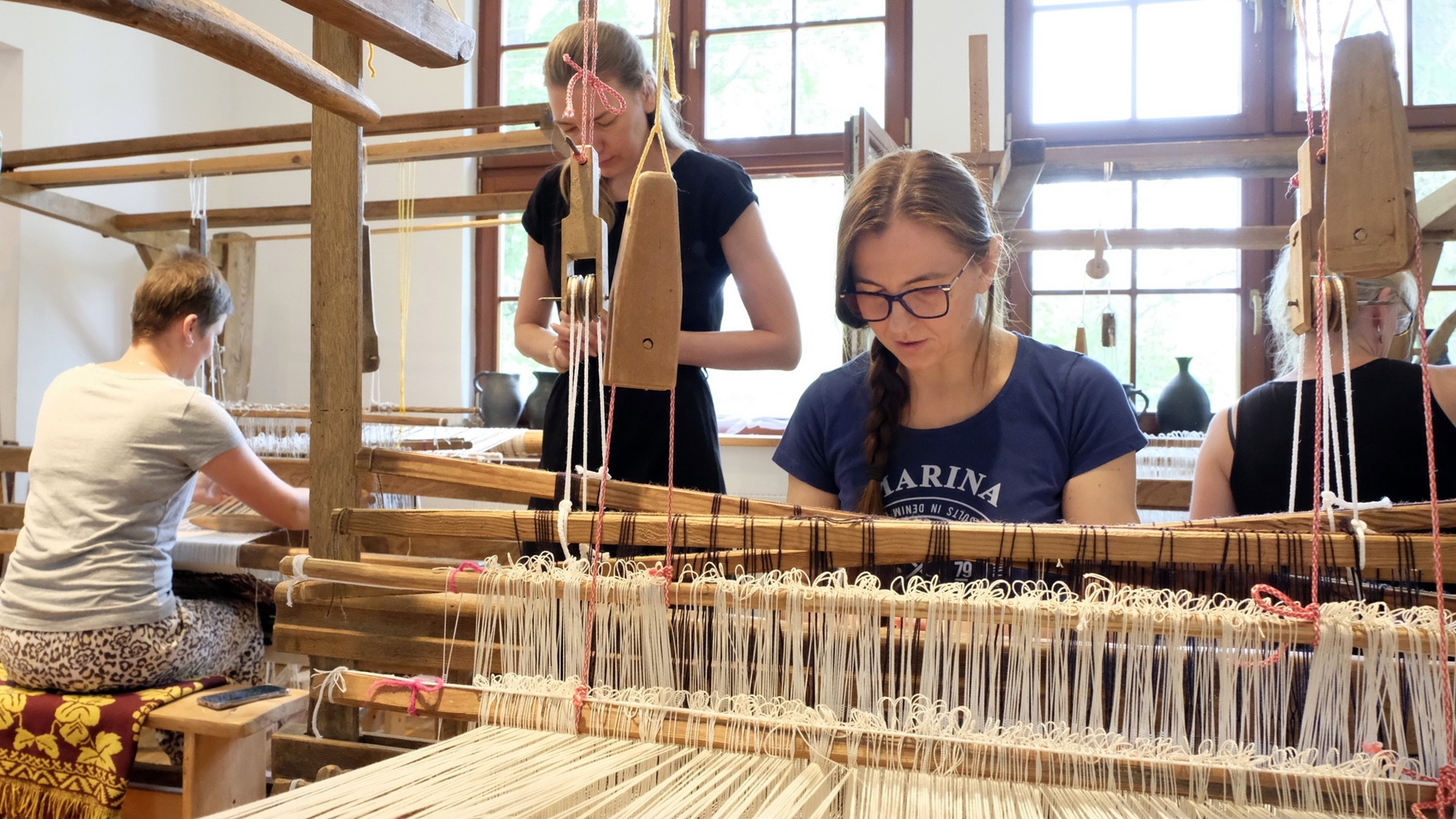 Tkaczki poznawały tajniki rzemiosła podczas warsztatów w Niemczynie